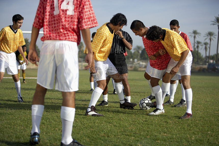 足球球比赛的足球选手竞赛球赛挑战性种族运动员专注运球混血儿行动图片