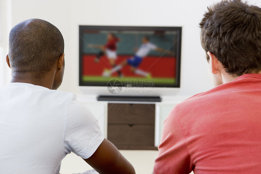 两名男子在客厅看电视图片