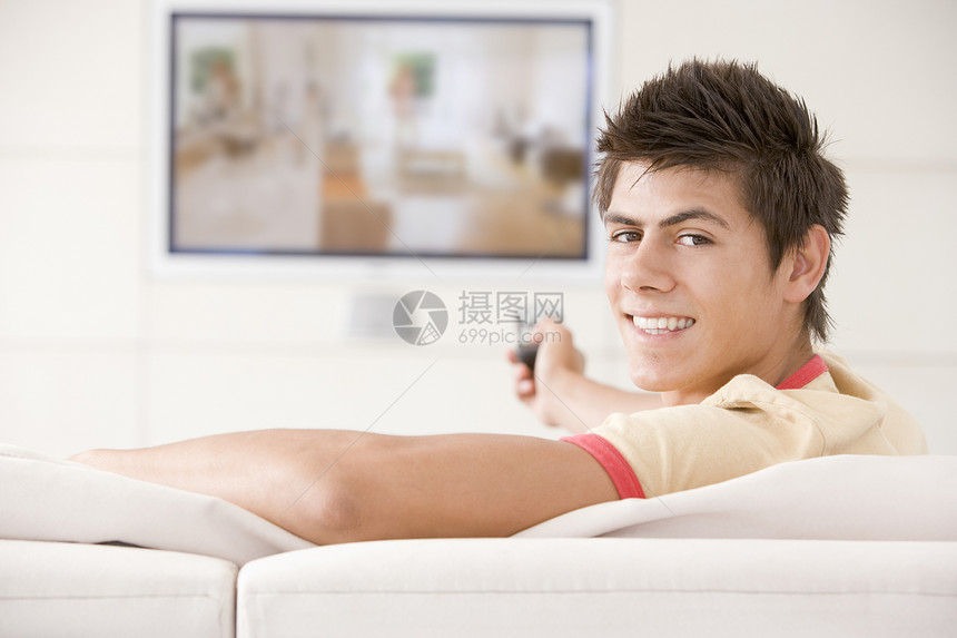 在客厅的人 看着电视笑着平面年轻人男性屏幕水平学士垫家庭沙发技术相机图片