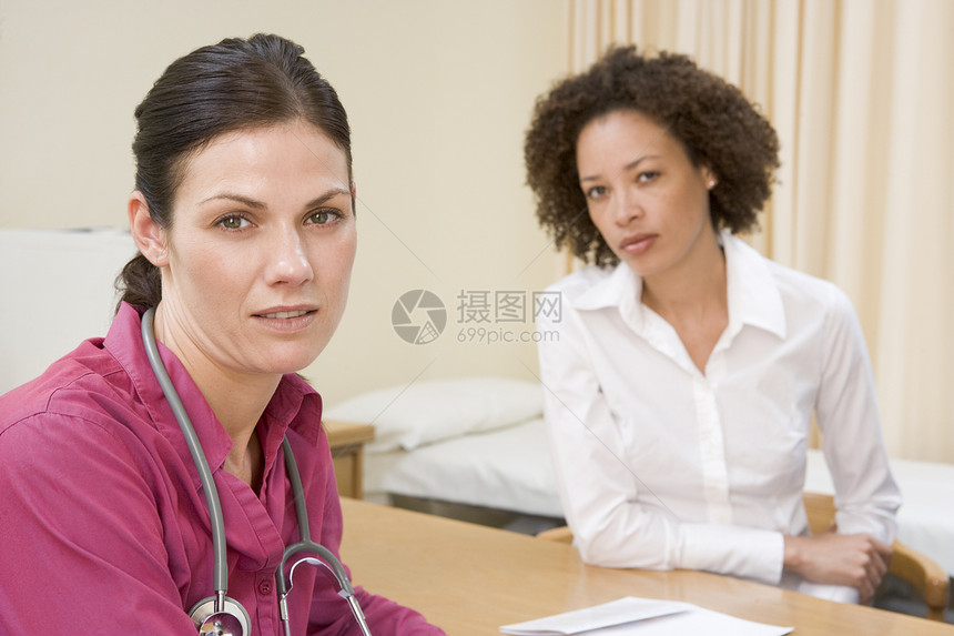 女医生办公室里的女人皱眉职业疾病外科头肩诊所咨询医师微笑全科女性图片