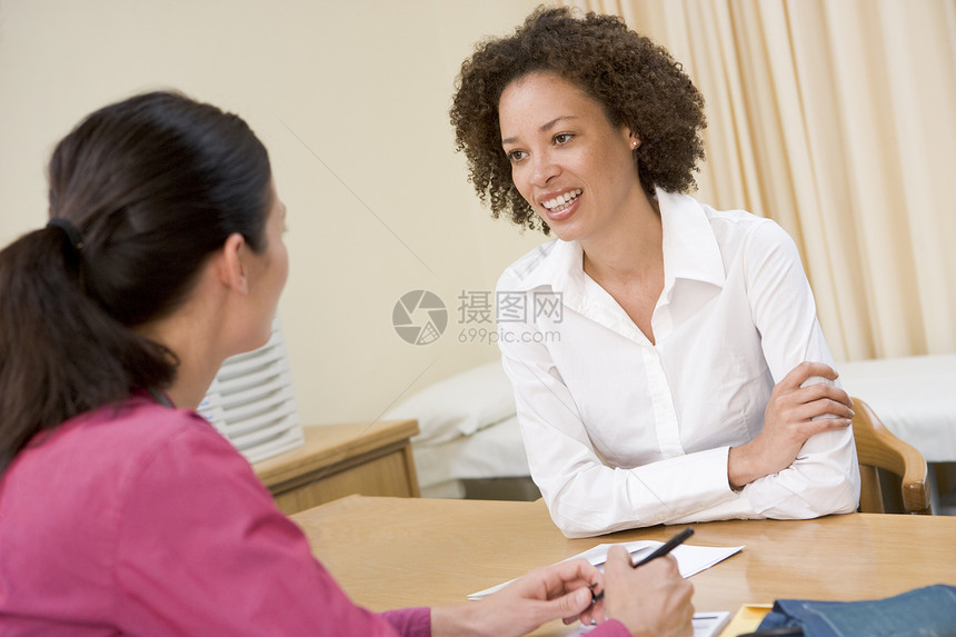 医生办公室里的女人微笑着水平讨论疾病医疗全科保健头肩博士医学手术图片