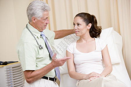医生在检查室进行妇女检查疾病着装讨论中年卫生休闲男性两个人服饰咨询背景图片