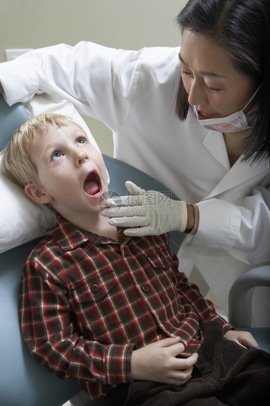 牙医办公室的男孩卫生成年人设施职业牙齿检查孩子们孩子诊所女性图片