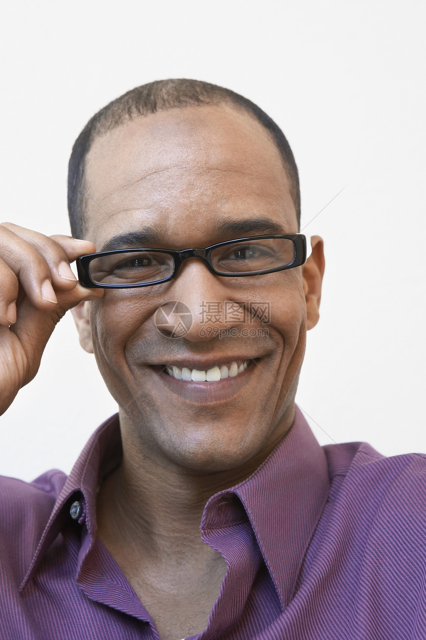 男人调整他的眼镜种族头部爆头成年人快乐肩膀肖像非裔表情黑人图片