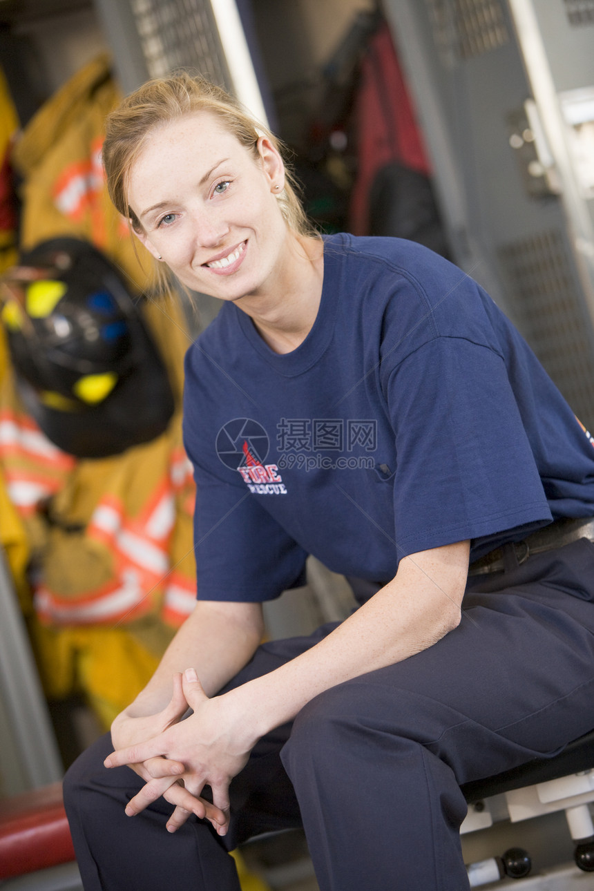 在消防站更衣室对消防员的肖像储物柜头盔好榜样消防服女士女性成人服务英雄消防图片