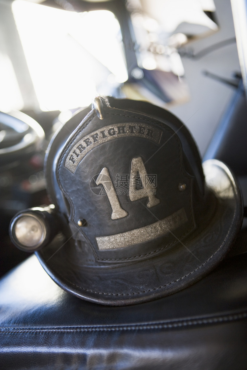 旧式消防员头盔帽子消防车垂直消防火炬车辆对象情况服务图片