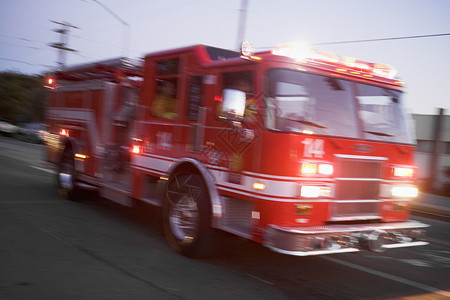 紧急呼叫消防车在街上行驶消防运动闪光灯水平职业电话呼叫情况消防员红色背景