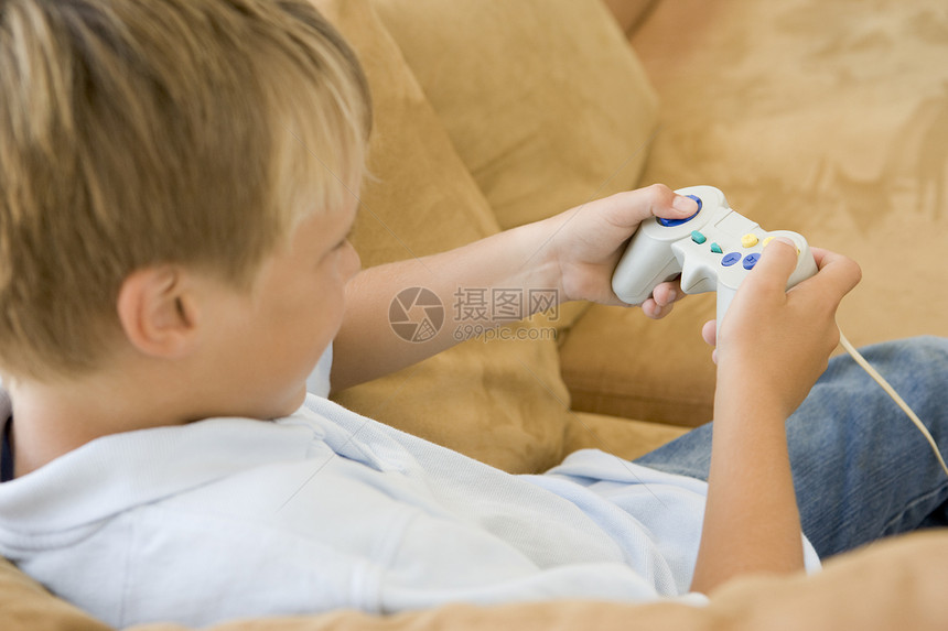 小男孩在客厅 与视频游戏控制器图片