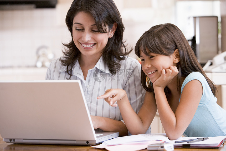 厨房里有手提笔记本电脑和文件的女子和少女互联网文档家长文书研究工作女孩微笑技术拉丁图片
