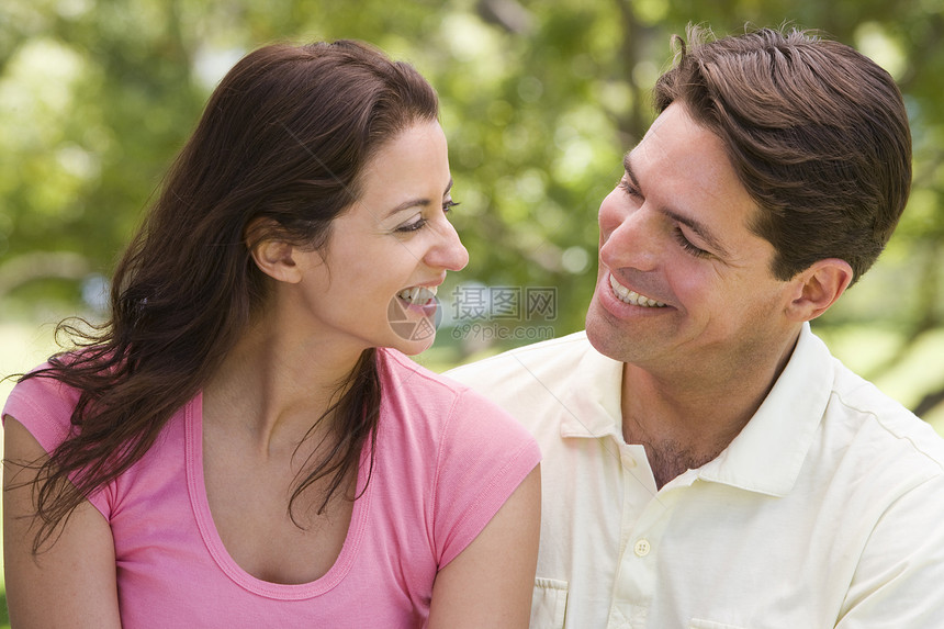 户外的情侣微笑拉丁世代丈夫场地女朋友感情公园男人男朋友农村图片