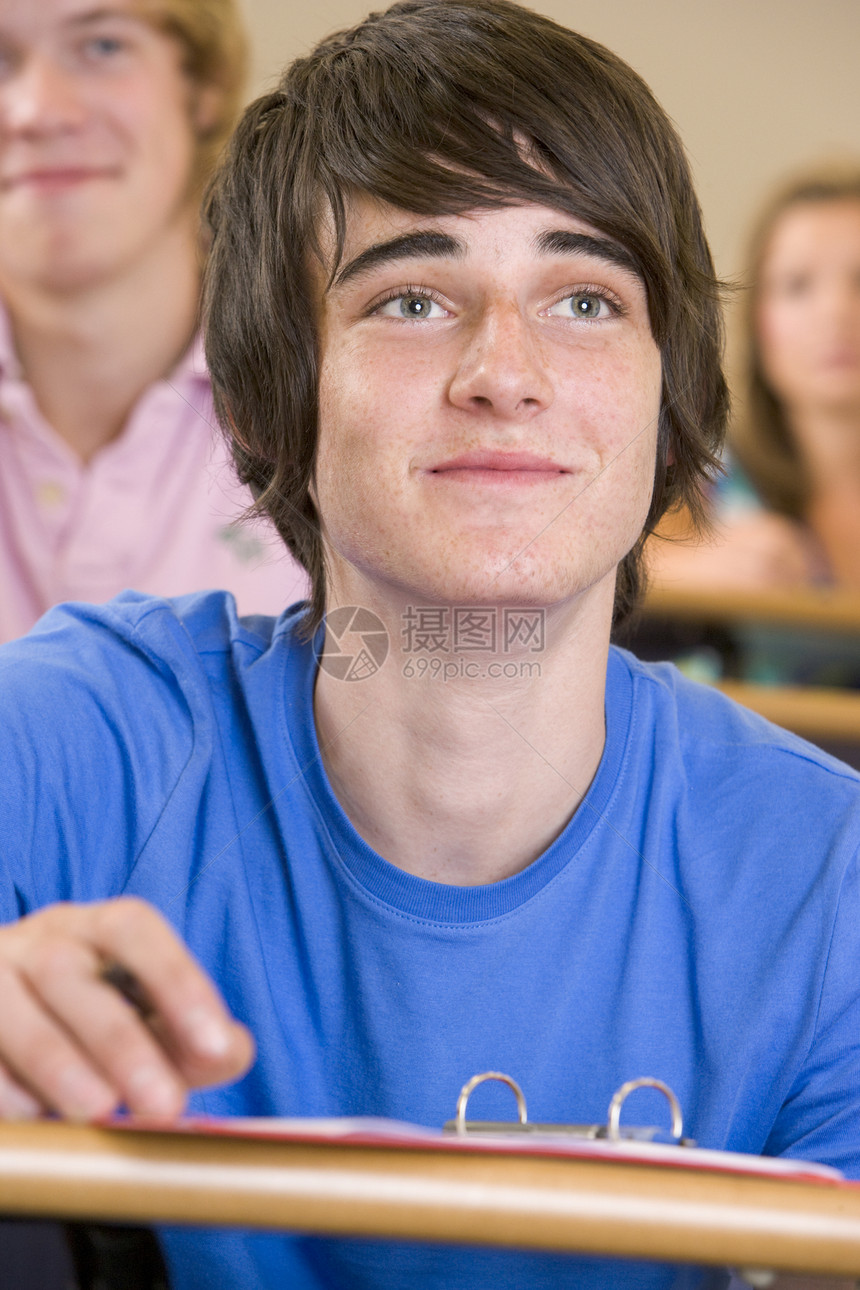 男性大学生在听大学讲座的男生学生人数教育团体文件夹校园班级快乐新生青少年笔记男人图片