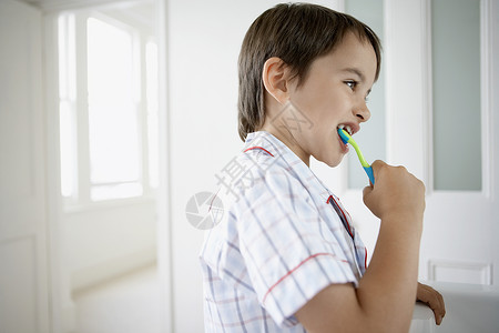 男孩刷牙小男孩口腔浴室家庭生活空格处牙齿男生孩子保健场景男孩们背景图片