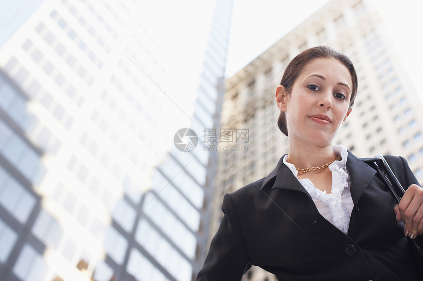 商业妇女空格处空间女性肩膀大楼眼神肖像管理人员头部生意人图片