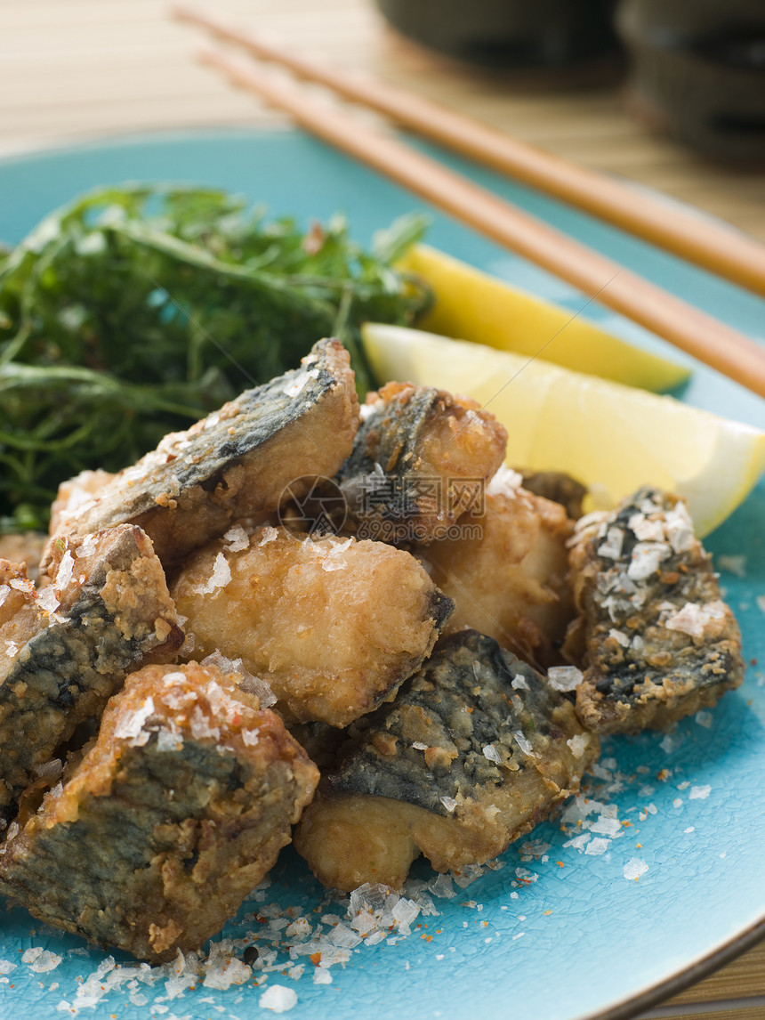 带柠檬的辣椒煎饼面包机食品海鲜美食盘子寿司食物鱼类水果油炸沙拉图片