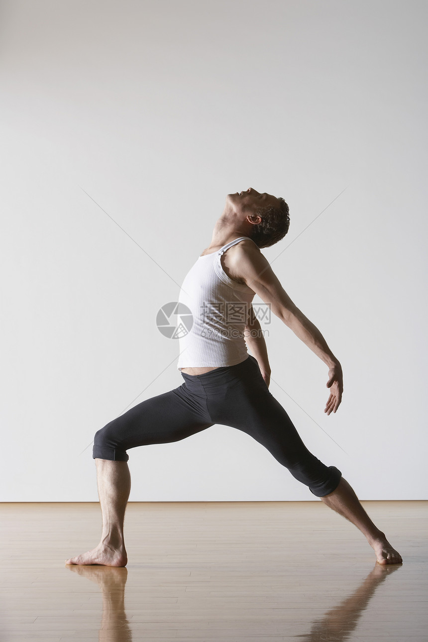 芭蕾舞者艺术男人消遣中年人平衡成年人舞蹈家中年男性演员图片