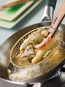 Wok 中的蔬菜烹饪Tempura篮子面糊平底锅茄子食品食物炒锅胡椒美食油类背景图片