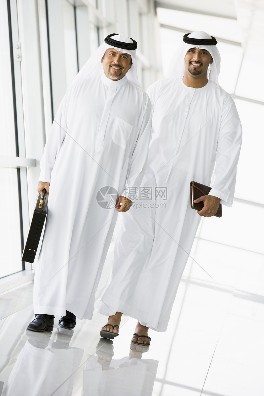 两位商务人士在走廊里说话和笑着走来走去钥匙衣服窗户大窗生意人商业男人男士商务公文包图片