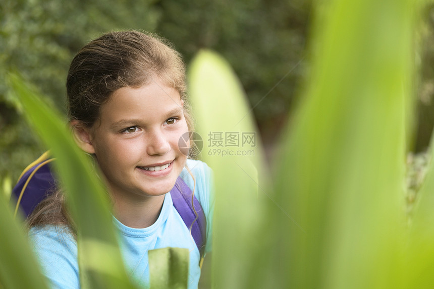 女孩看植物孩子们青春期女性植被女孩们摄影青少年孩子生命爆头图片