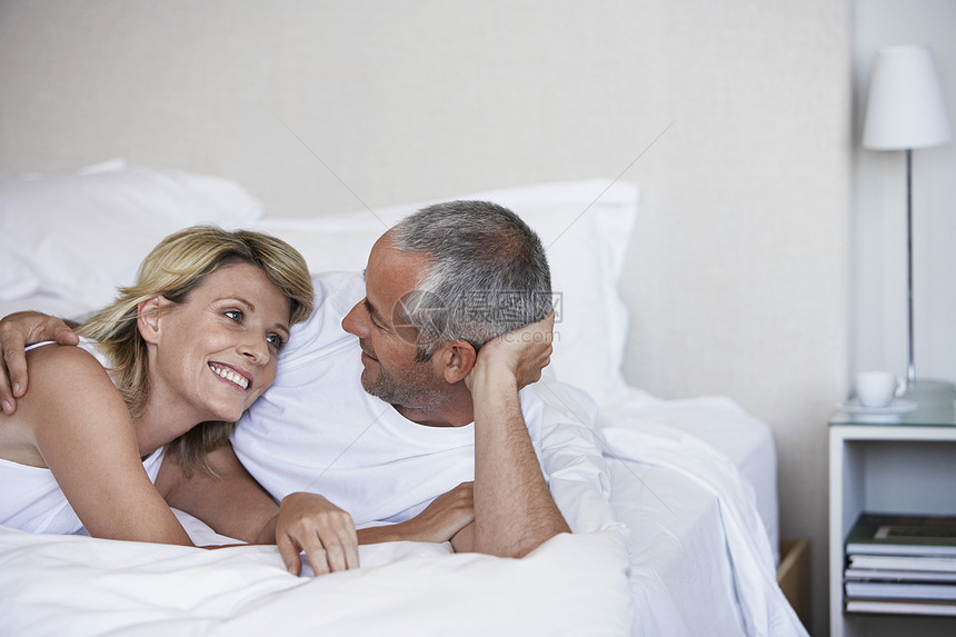 睡床上的情侣女士卧室场景日常生活家庭生活感情亲热家具伙计们成年人图片