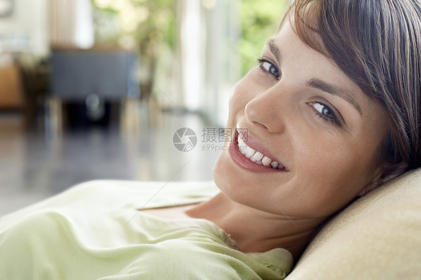 女人在沙发上放松成年人黑发日常生活头发场景家庭生活快乐棕色活动图片
