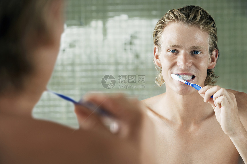 人刷牙伙计们成年人保健口腔卫生中年日常生活中年人牙科清洁度图片