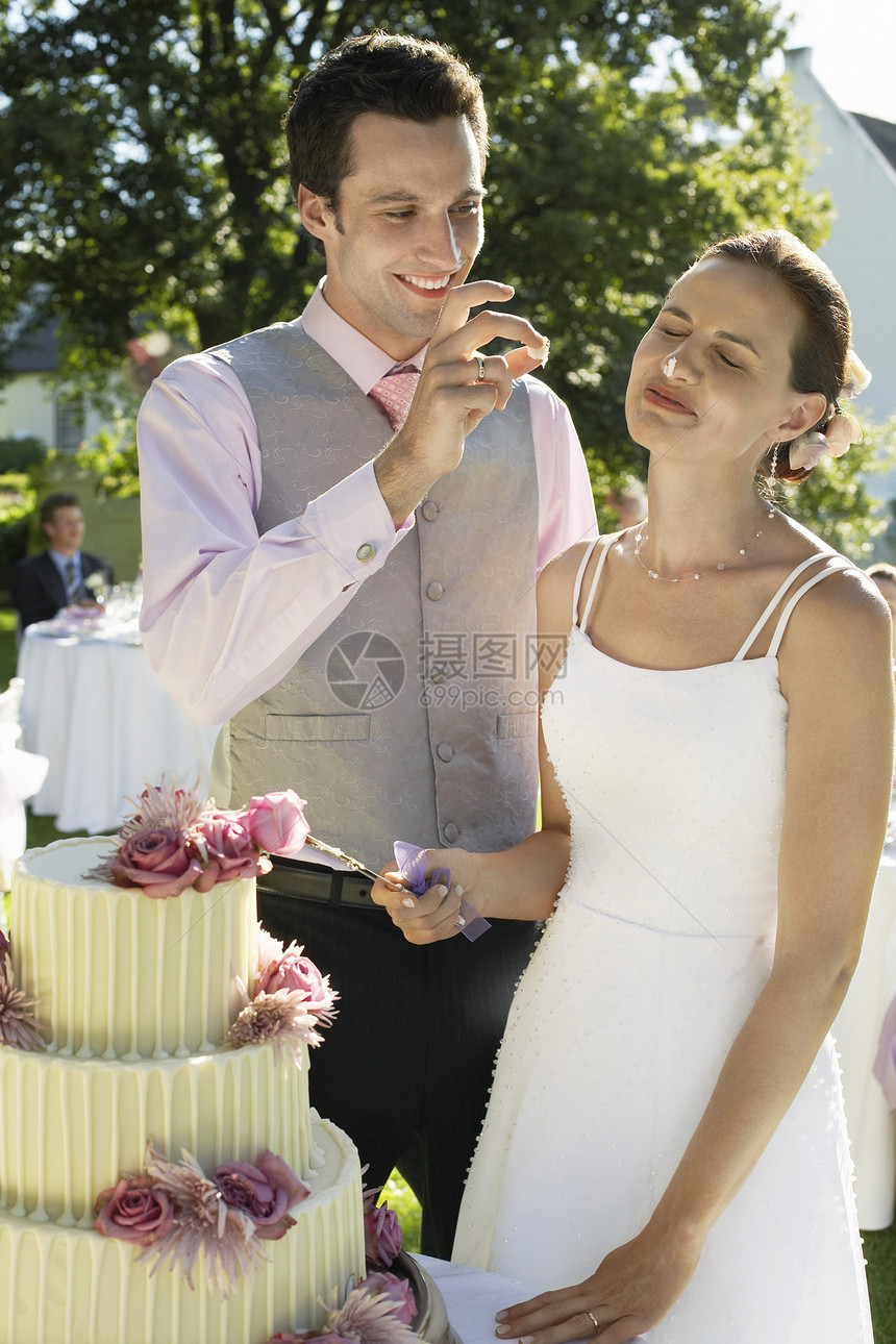 新娘与蛋糕的鼻子图片