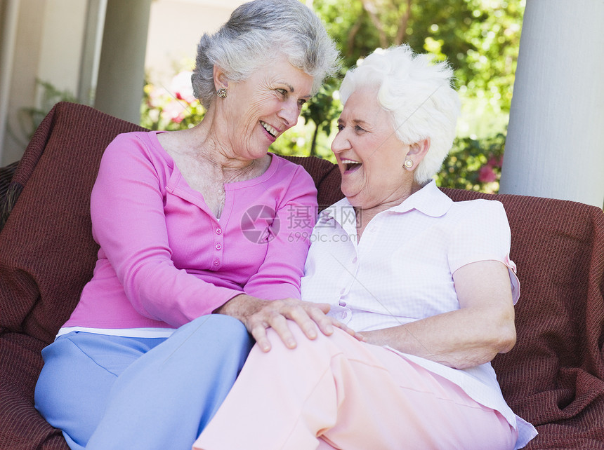 两名坐在户外的高级妇女坐在椅子上老年女性老年人门廊台椅人员露台退休家具庭院图片