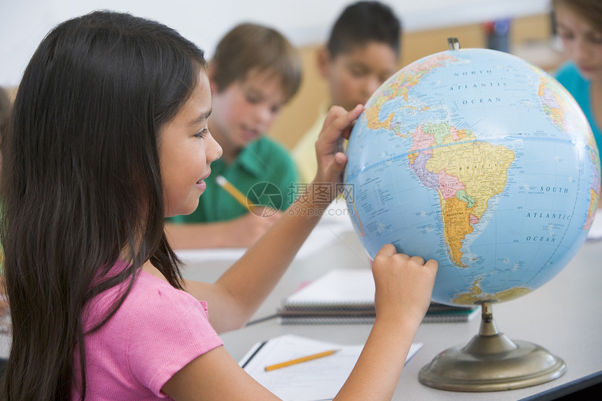 小学地理班级小学学习群人地球课堂学校世界女孩种族一个人桌子图片
