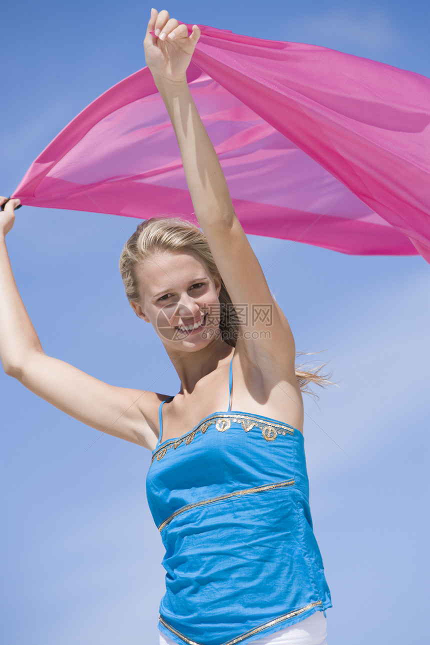 带着粉色包装的年轻女子围巾女性着装休闲中年人女士青少年活力成人服装图片
