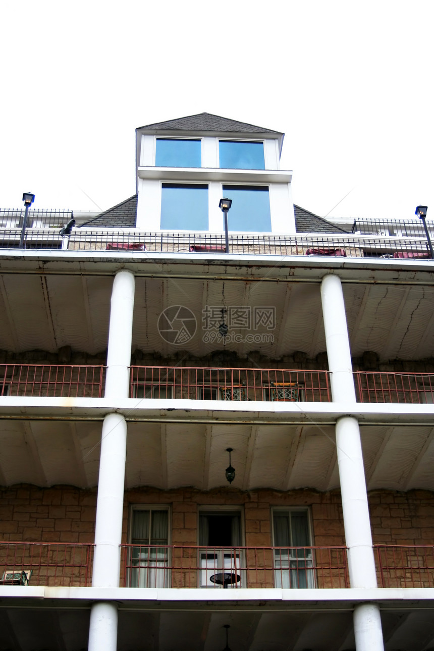 旧旅馆价格访问阳台旗帜旅行假期游客酒店旅游木头图片