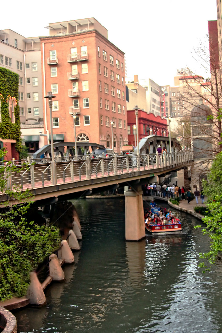 沿河行人地标游客惯例旅行建筑学城市风景历史性假期树木图片