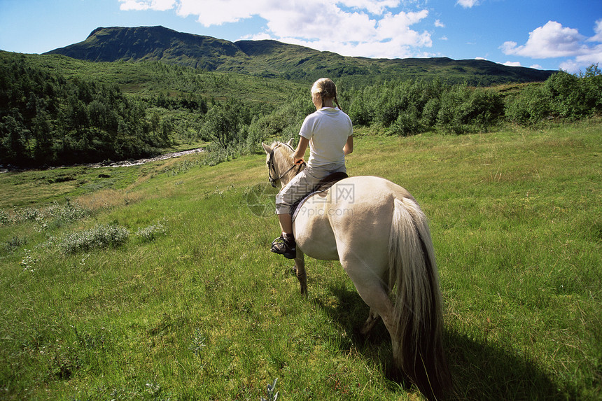 妇女户外在风景地点骑马捞面外表农村成年人天空成人情感蓝天动物人种图片