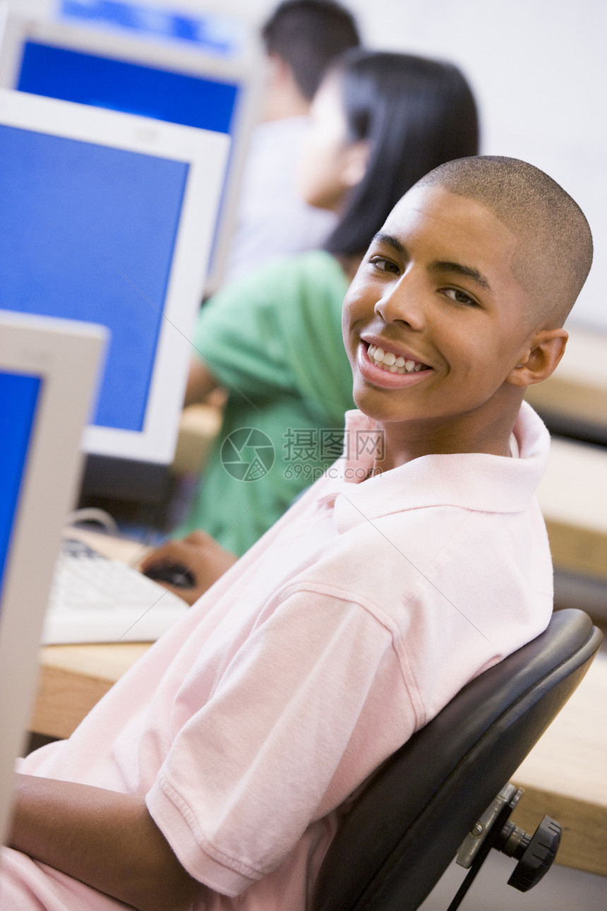 计算机班男学生人数休闲黑发外表同学们班级着装课程电脑俱乐部教室图片