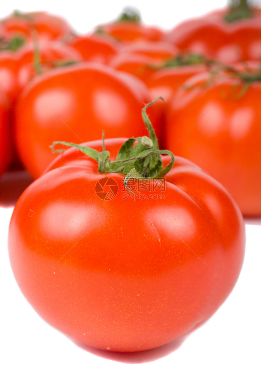 番茄背景的成熟番茄图片