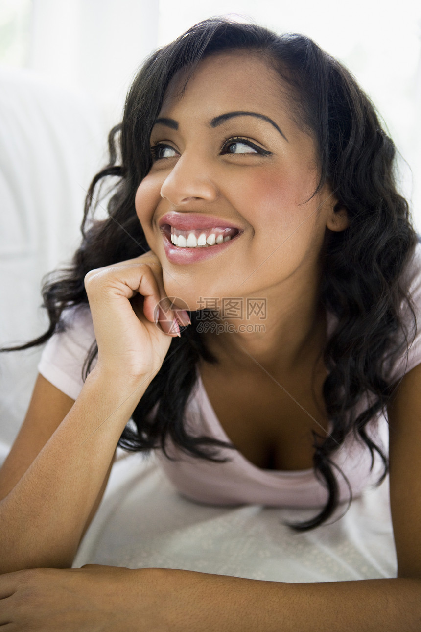 客厅妇女微笑高关键选择性焦点女性成人闲暇家庭头肩种族镜头焦距情绪幸福图片