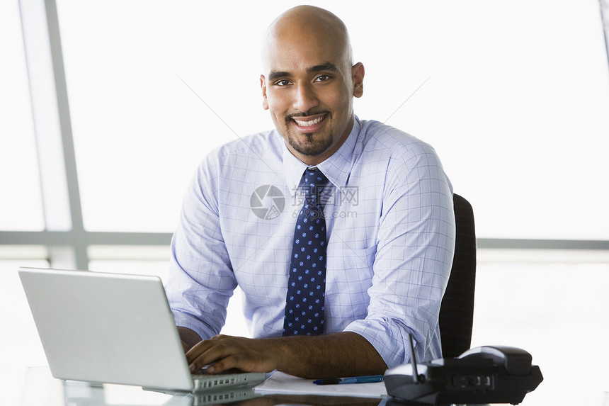手持膝上型电脑微笑高键选择性重点的现职商务人士桌子男士情感生意人窗户通讯商务人士商业焦距图片