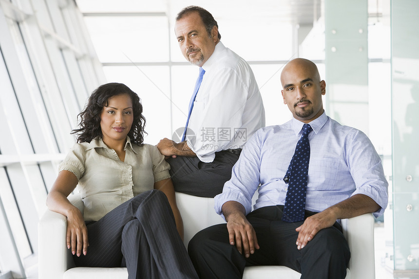三名坐在室内的商务人士高关键选择性重点婴儿同事人士男士商界业务窗户团队女性商务图片