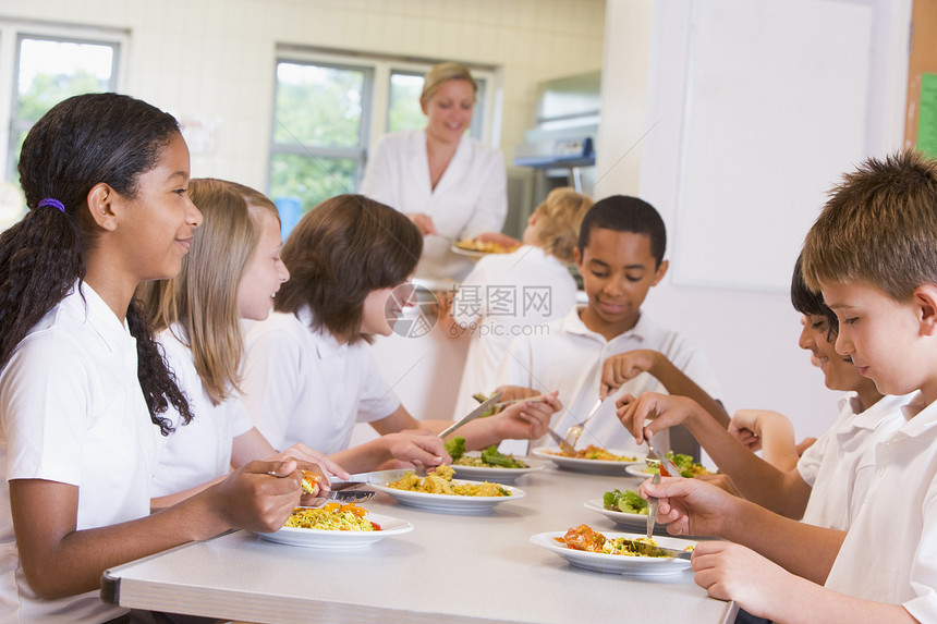 坐在餐厅餐桌吃午餐的学生(深入田间)图片