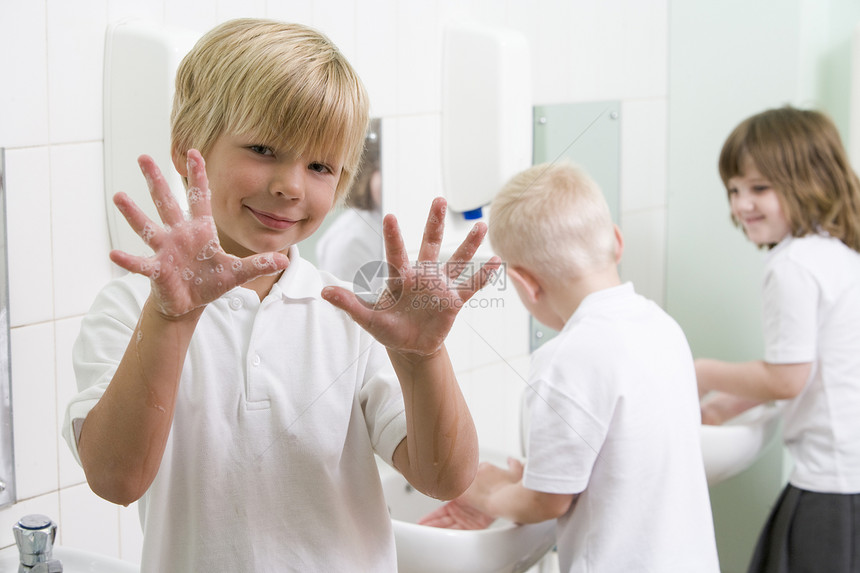 在洗手间用一根举着肥皂手的洗手池的学生选择性重点盆地白种人同学同学们孩子们教育外表水槽浴室镜年龄图片