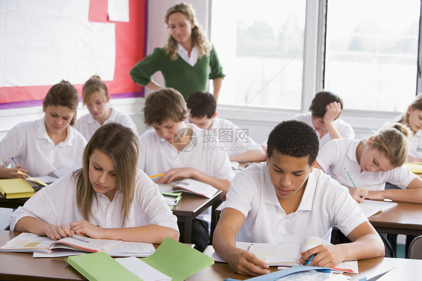 在教室上课的中学生人数 女生女孩们相机同学们种族背景头发课堂多样性孩子女孩图片