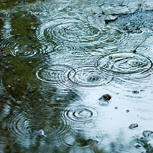 下雨天气飞溅风暴圆圈雨滴池塘水坑波纹液体涟漪反射风雨如磐高清图片素材