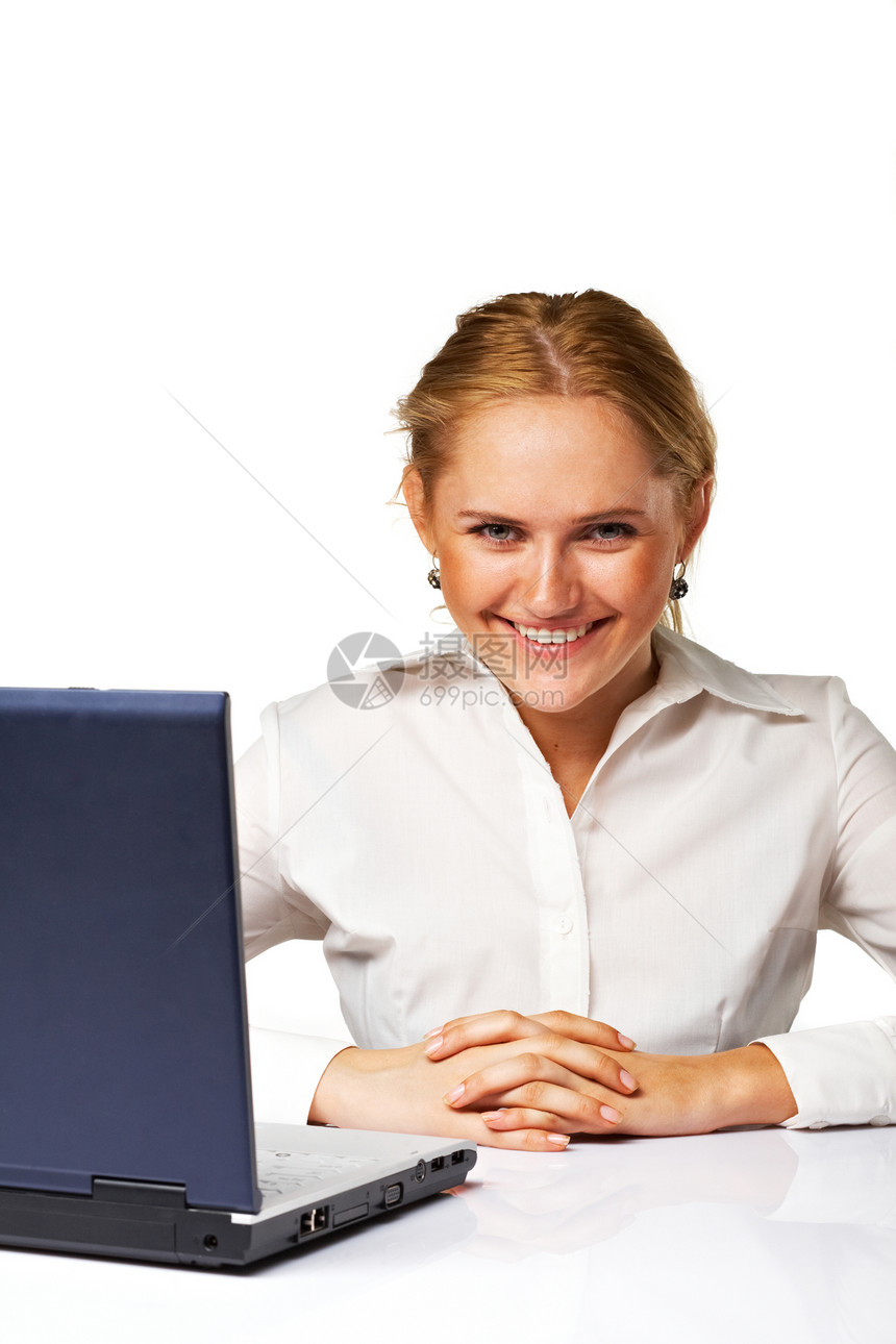 一位在白人背景下微笑的快乐商业女性形象成人通讯技术工人电脑白色头发女士机动性幸福图片