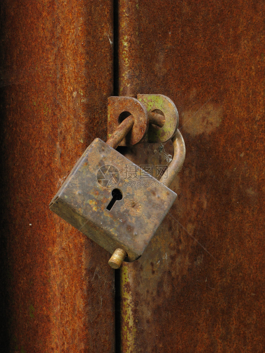 旧的封闭锁锁古董储物柜钥匙安全锁定金属腐蚀挂锁风化棕色图片