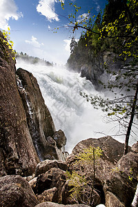 森林的瀑布流动岩石绿色白色溪流水电石头力量活力陷阱高清图片