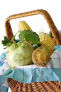 新鲜有机食品收成玉米辣椒辣根厨房巾作物食物篮子洋葱背景图片