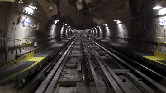 伦敦地铁隧道地下地下地铁隧道管车站运输民众火车铁路过境线条背景