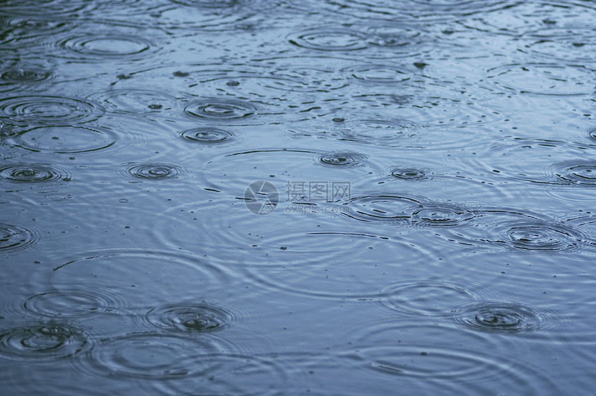 环在水中天气雨量下雨运球图片
