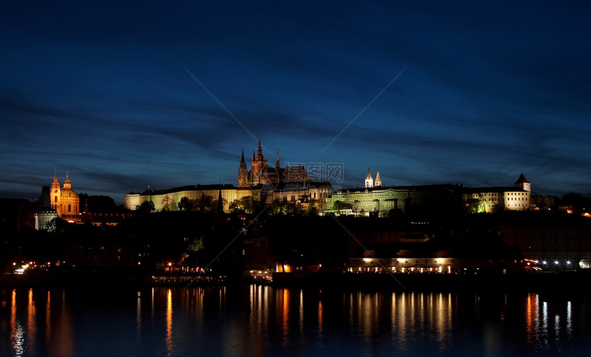 Hradcany  夜间布拉格城堡紫色建筑纪念碑皇宫旅游吸引力历史联盟建筑学天空图片