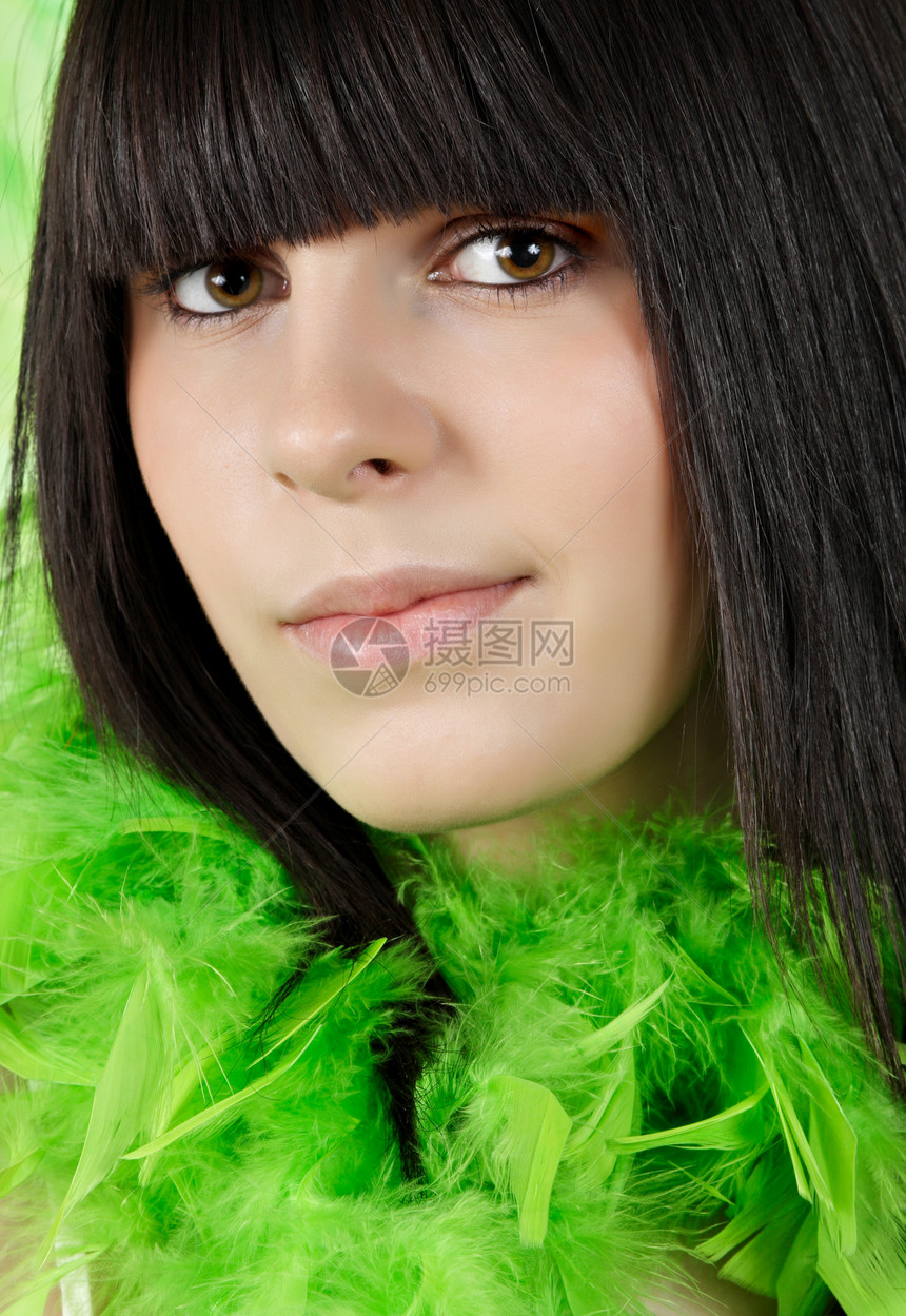 少女黑发青少年羽毛蟒蛇绿色图片