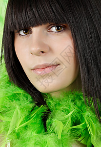 少女黑发青少年羽毛蟒蛇绿色背景图片